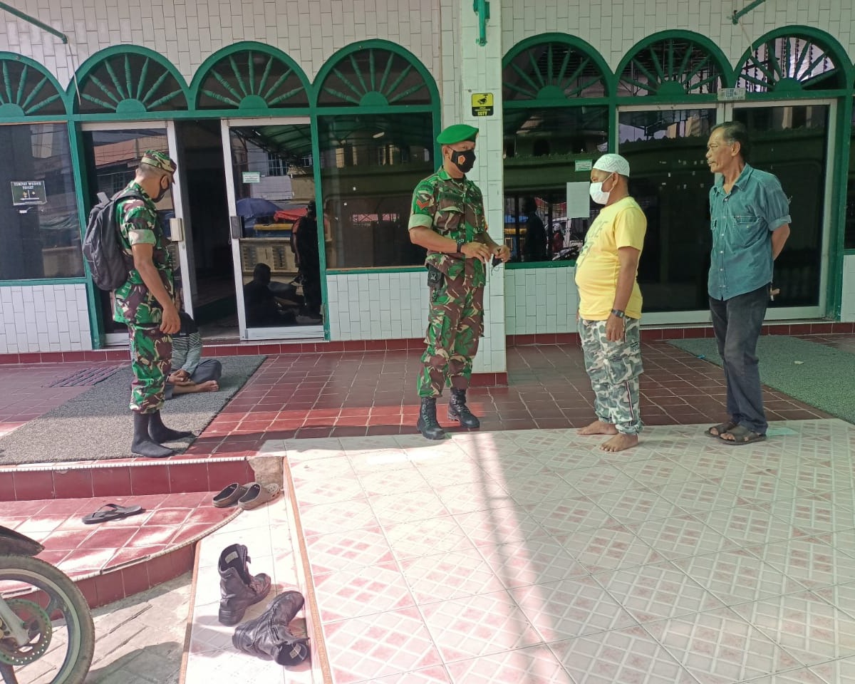 Guna Memutus Penyebaran Covid-19, Babinsa Kodim 0301/PBR Laksanakan Penerapan Prokes di Masjid Al Irsyad