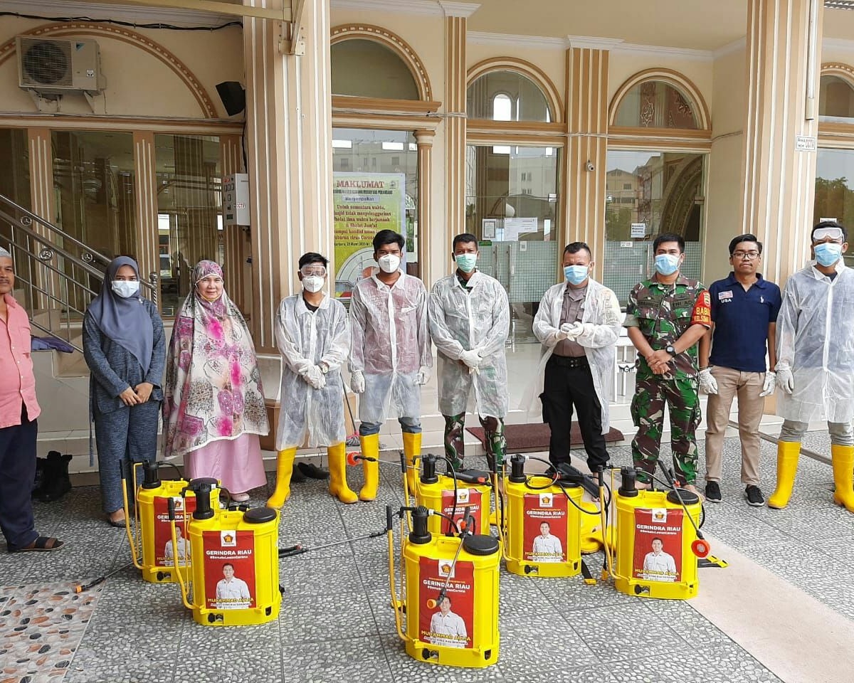 Babinsa Kodim 0301/Pekanbaru Bersama Lurah Sumahilang Melakukan Penyemprotan Disinfektan di Masjid SAS Gedung Merah H. Zainal