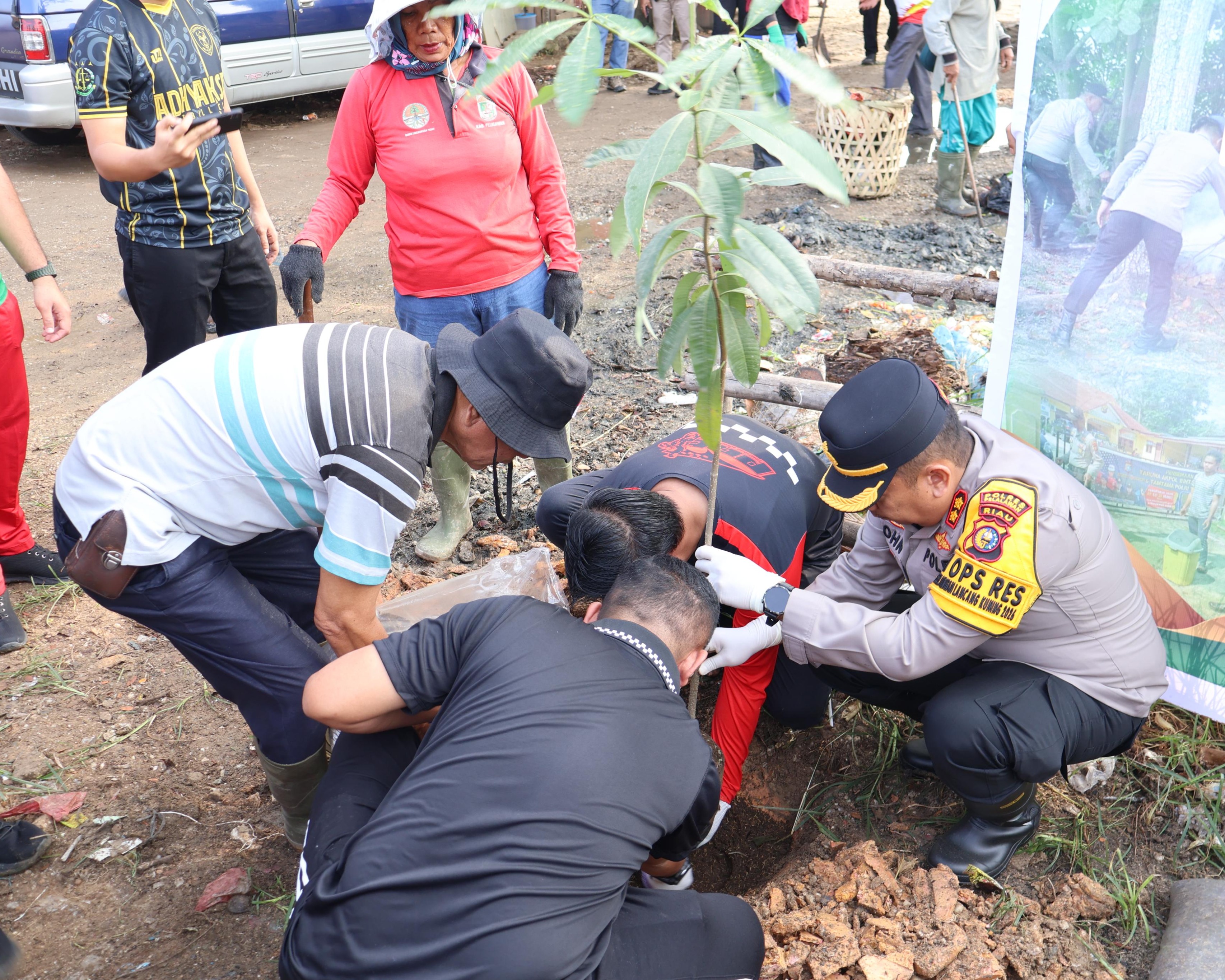 Polres Pelalawan Dan Stakeholder Gotong Royong Bersih-Bersih,  Tunjukkan Solidaritas