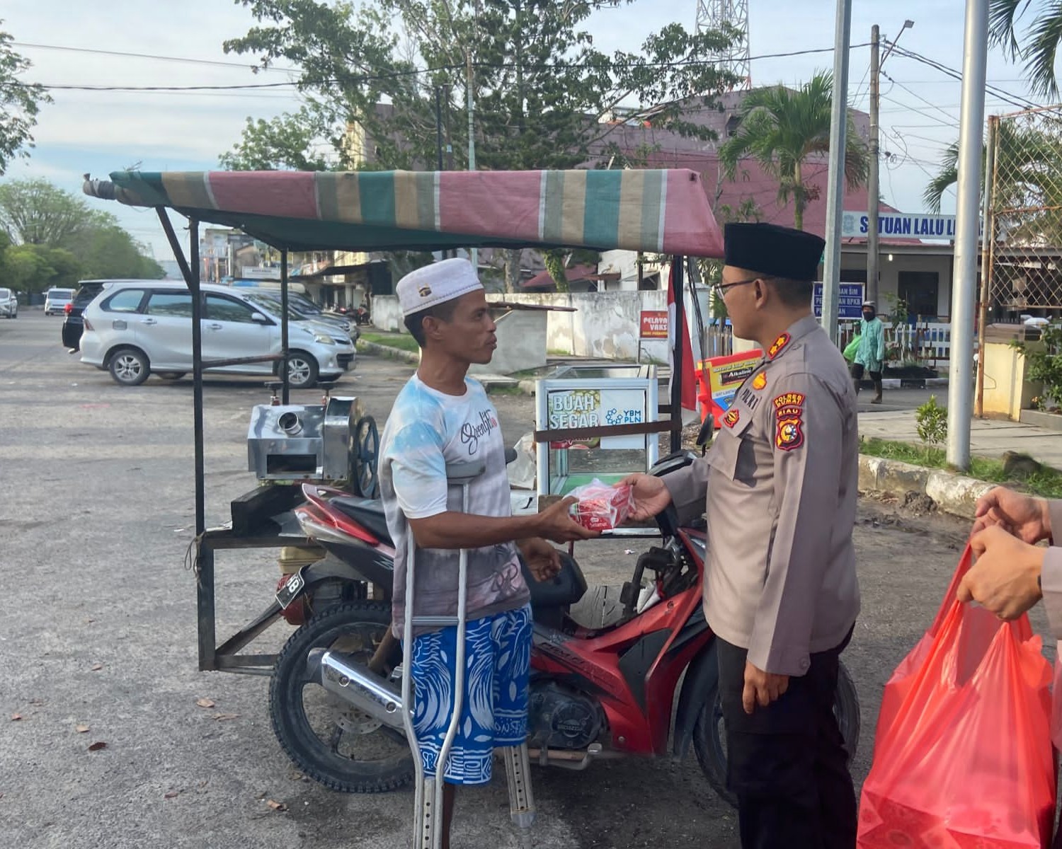 Selama Bulan Suci Ramadhan 1444 H/2023 M, Polres Dumai Bagikan Ratusan Takjil Kepada Masyarakat Kota Dumai