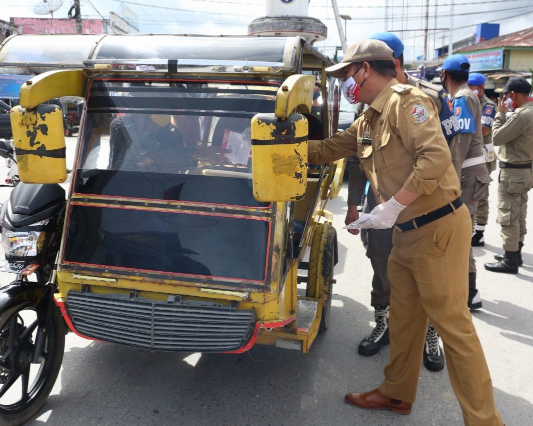 Dalam Rangka Hari Kesehatan Nasional Ke-56, Bupati Taput Bagikan Masker Sebanyak 41.130