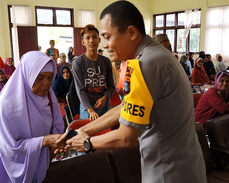 Kapolres Kampar Bantu 100 Warga Kurang Mampu di Kecamatan Salo