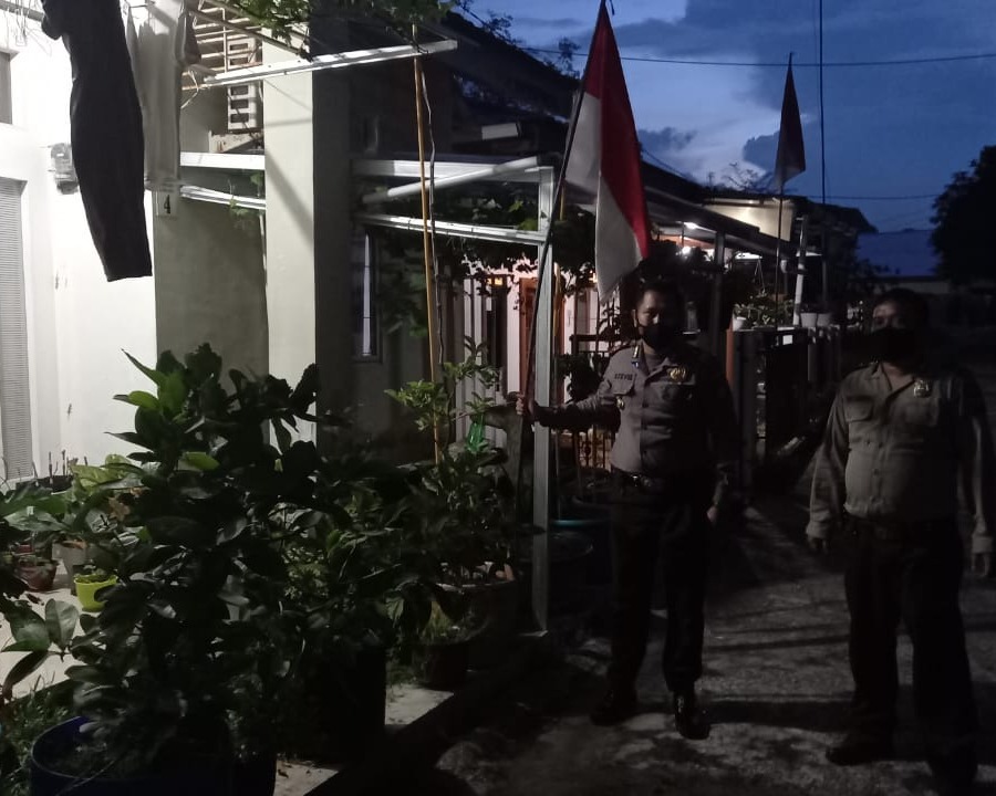 Sambut Dirgahayu RI Ke 76, Polsek Limapuluh Polresta Pekanbaru Bagikan Puluhan Bendera Merah Putih Kepada Masyarakat