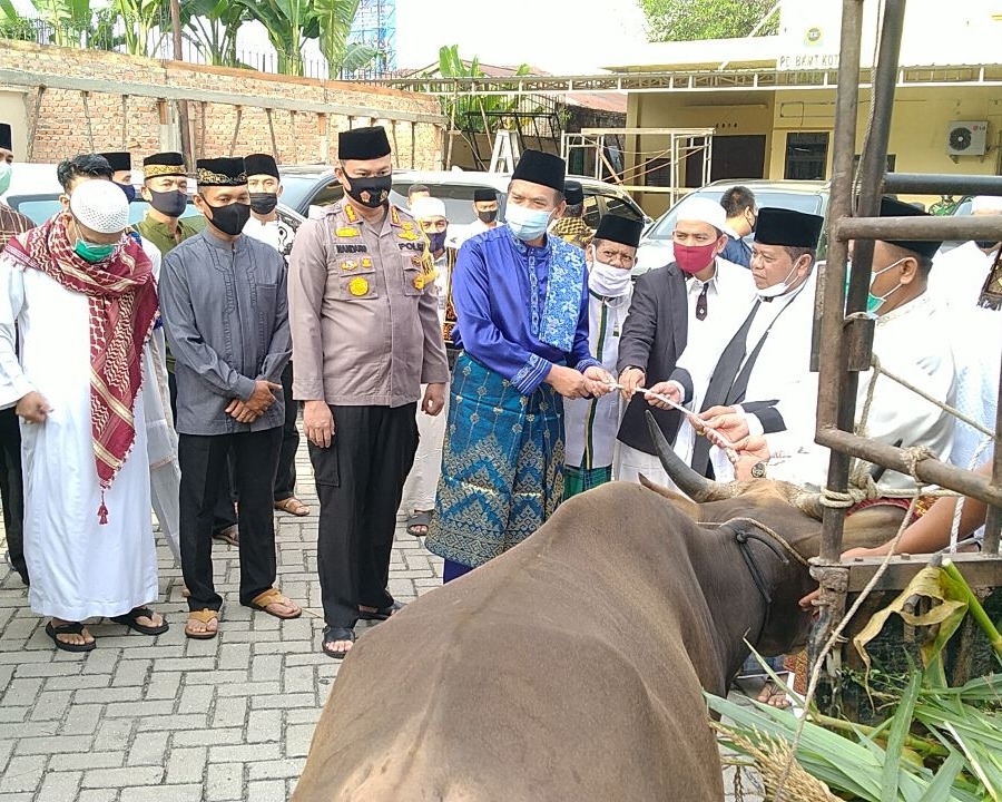Dandim 0301/PBR Bersama Walikota Pekanbaru Laksanakan Sholat Idul Adha 1441 H 2020 M di Masjid Agung AR-Rahman, Menerapkan Protokol Kesehatan
