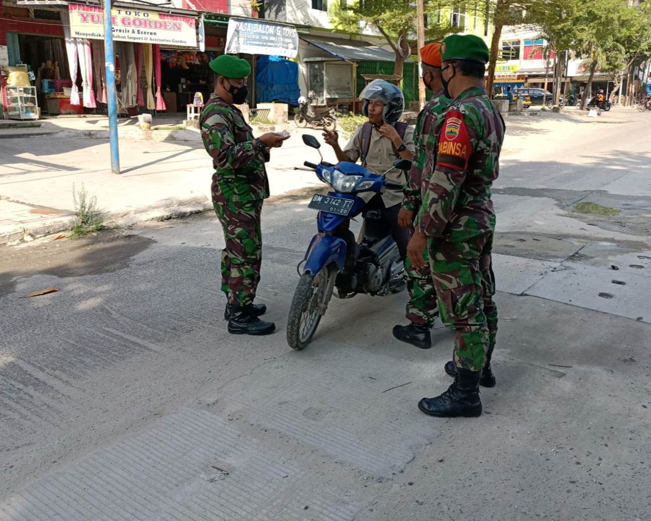 Personil Babinsa Kodim 0301/PBR Bersama Tim Satgas Gabungan Berikan Edukasi Prokes Serta Bagikan Masker Gratis