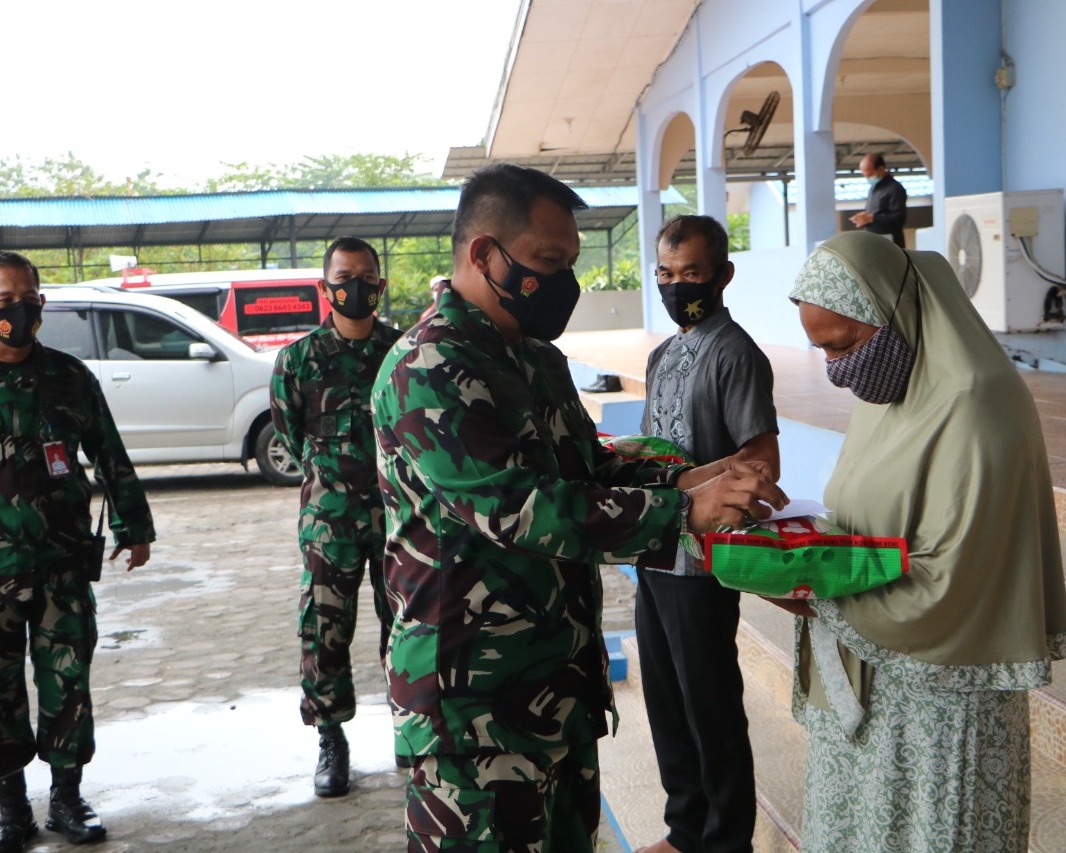 Jelang Hari Raya Idul Fitri 1442 H, Danlanud RSN Serahkan Zakat Fitrah