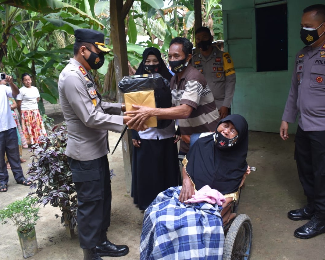 Kapolres Kampar Salurkan Zakat Profesi Personel dan Bansos Untuk Warga Kurang Mampu