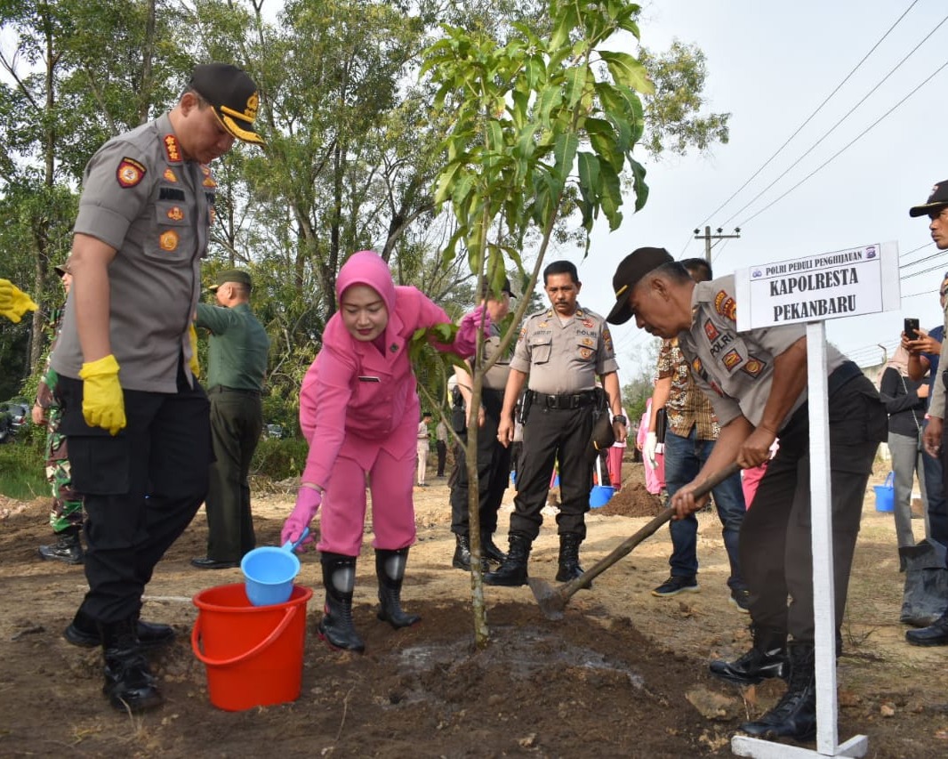 Sukseskan Program Kapolri, Polresta Pekanbaru Lakukan Penanaman Pohon Serentak