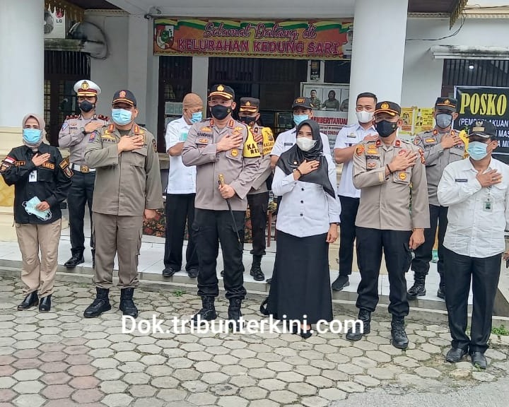 Tinjau Posko PPKM Kelurahan Kedung Sari Polsek Sukajadi, Kapolresta Pekanbaru Berharap Supaya Bisa Munurunkan Dan Juga Membuat Zero Angka Peningkatan Covid-19