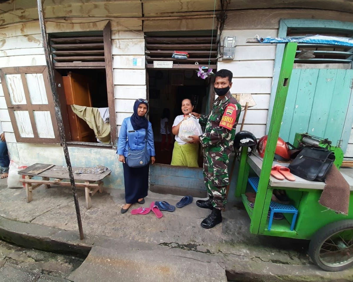 Babinsa Kodim 0301/Pekanbaru Bersama Kelurahan Sumahilang Memberikan Langsung Bantuan Paket Sembako Kepada Warga Yang Terdampak Covid-19