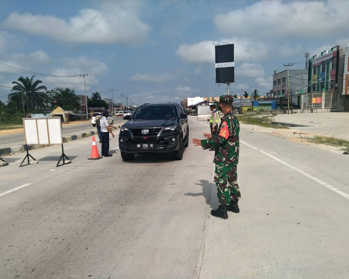 Anggota Koramil 06/SKJ Kodim 0301/Pekanbaru Laksanakan Giat PSBB di Pos Perbatasan