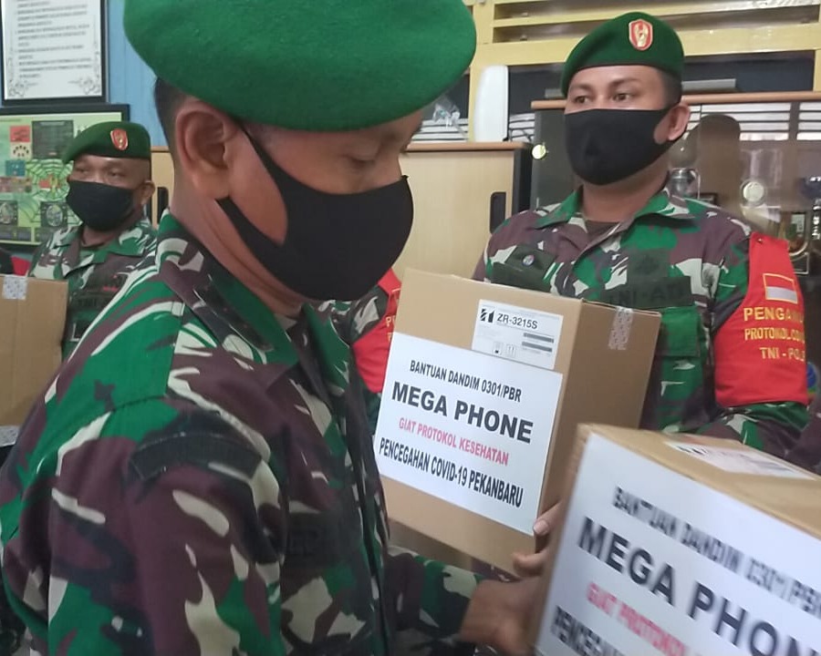 Dandim 0301/Pekanbaru Serahkan Bantuan Mega Phone Kepada Jajaran Koramil Kodim 0301/PBR Dalam Pencegahan Covid-19