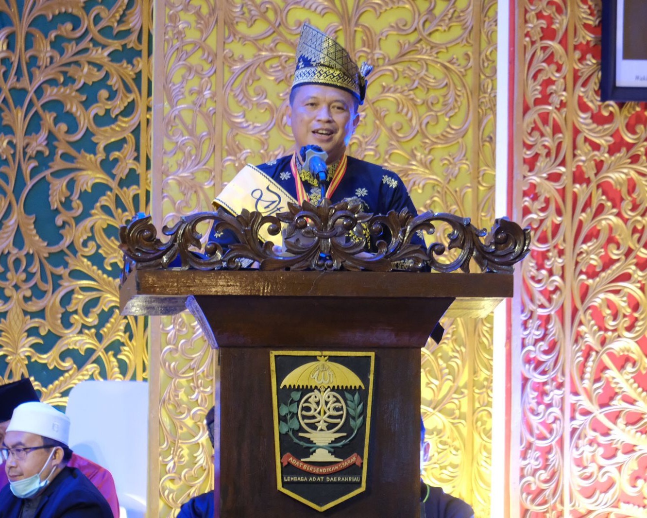 Melalui Prosesi Sakral, Kapolda Irjen Pol Agung Setya Imam Effendi Terima Penghargaan Ingatan Budi Dari Lembaga Adat Melayu Riau 
