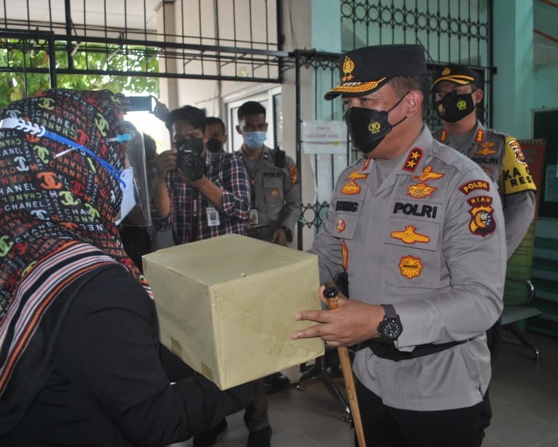 Kapolda Riau Lakukan Kunjungan dan Peninjauan Pelaksanaan Vaksinasi Serta Berikan Penghargaan Kepada Lansia Yang Mau Bekerjasama Dalam Memutus Mata Rantai Penyebaran Covid-19