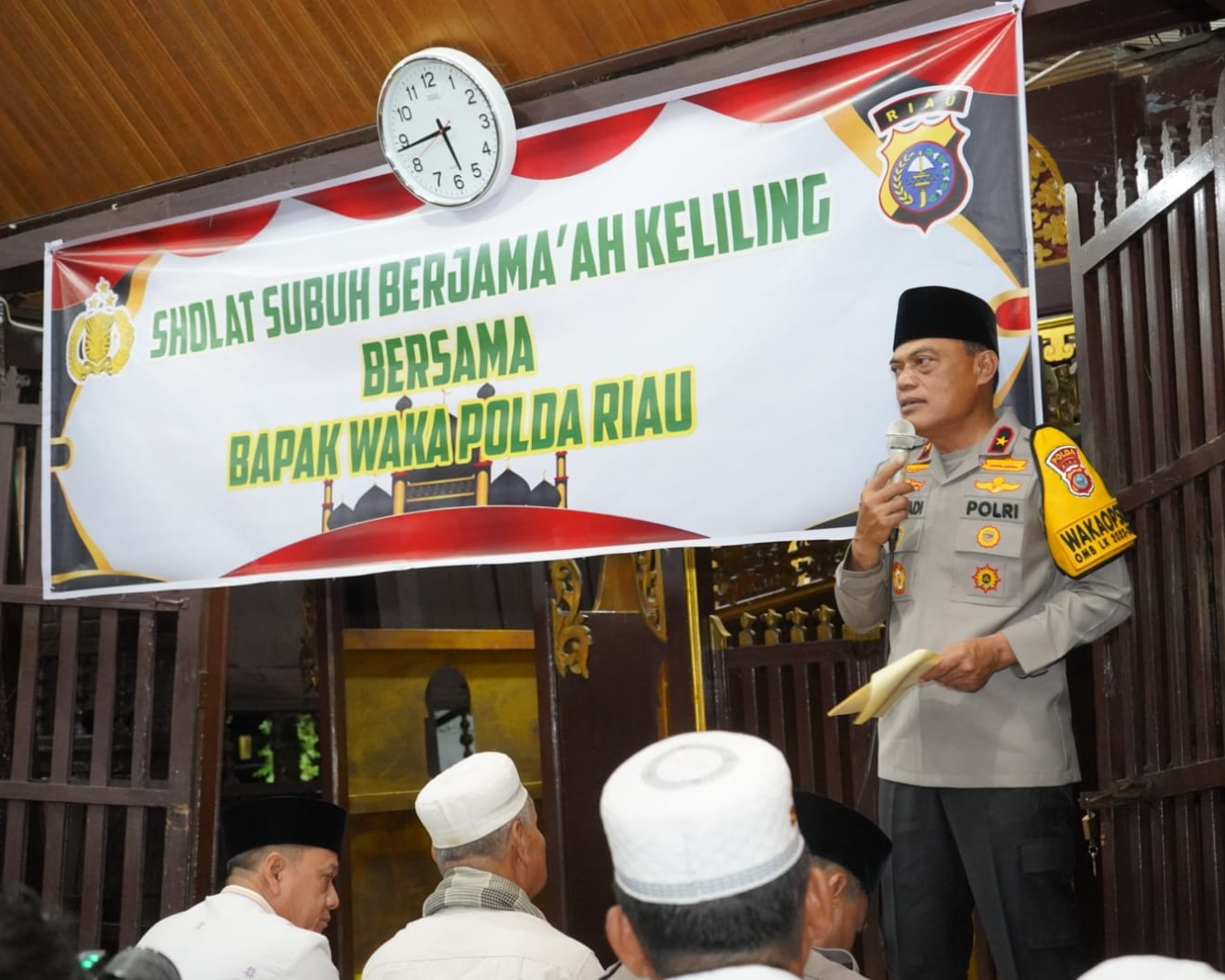 Shalat Subuh Berjamaah, Wakapolda Riau Beserta Jajaran Bagikan Sembako ke Warga di Masjid Bersejarah Kabupaten Kampar