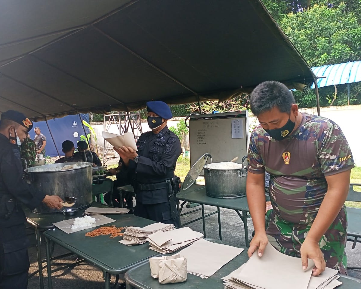 TNI - POLRI Dan Dinas Sosial Buat Dapur Lapangan Dampak Covid-19 di Gedung LAM Pekanbaru