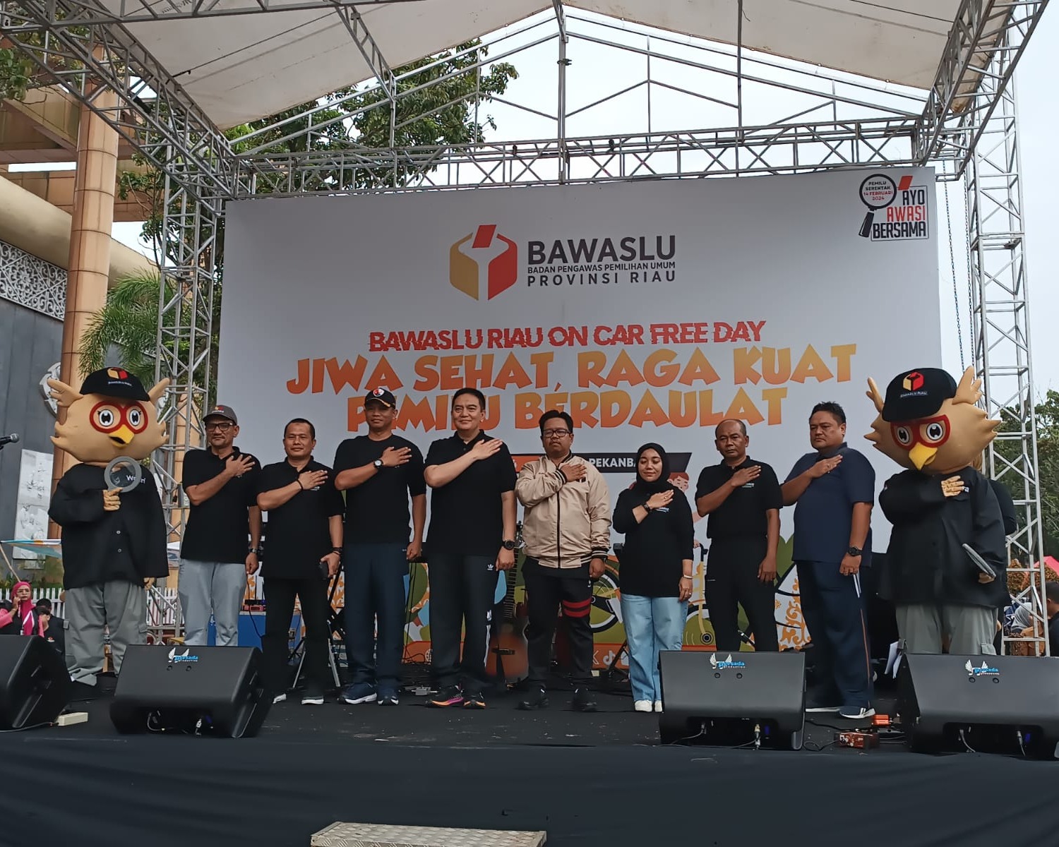 Kapolda Dianugerahi Penghargaan Oleh Bawaslu Riau di Acara 'Riau On Car Free Day Jalan Sehat, Raga Kuat Pemilu Berdaulat'