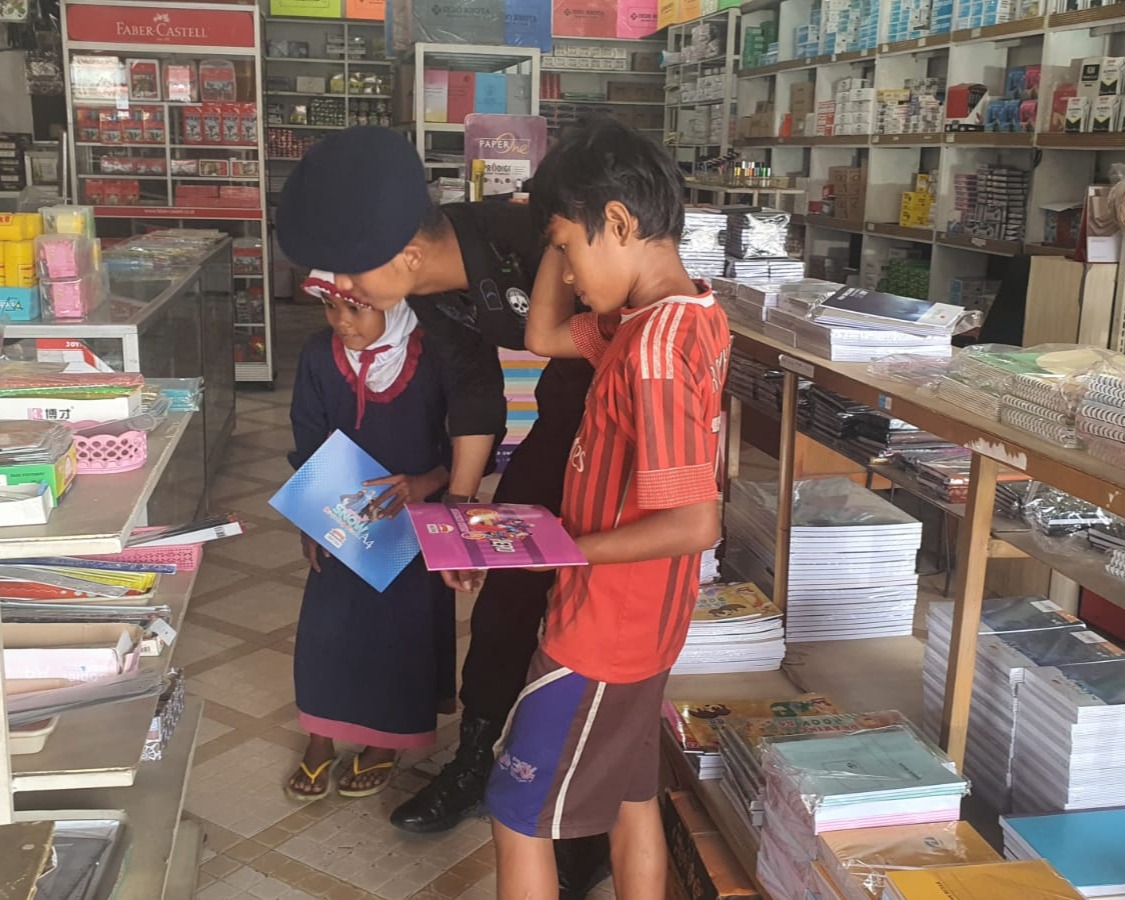 Tersentuh, Dua Personel Brimob Polda Riau Ajak Pemulung Serta Anaknya Makan Bersama Sekaligus Bagi Sembako Dan Santunan