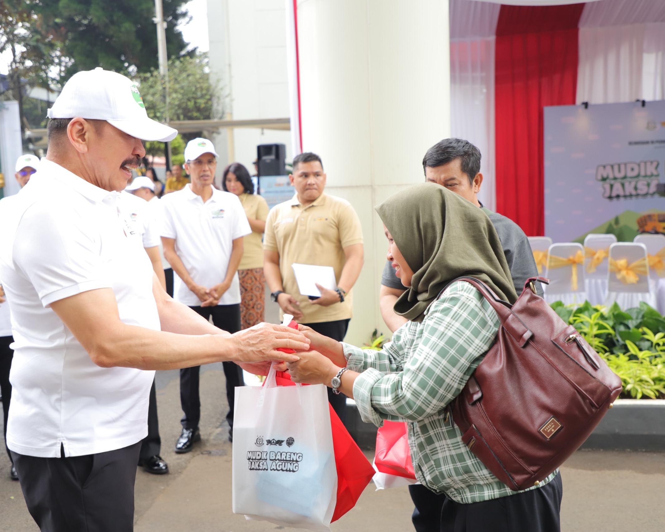 Jaksa Agung ST Burhanuddin: 'Momentum Mudik Tidak Hanya Sebagai Tradisi Semata,  Akan Tetapi Untuk Mereposisi Kembali  Hakikat Hidup Agar Lebih Bermakna'