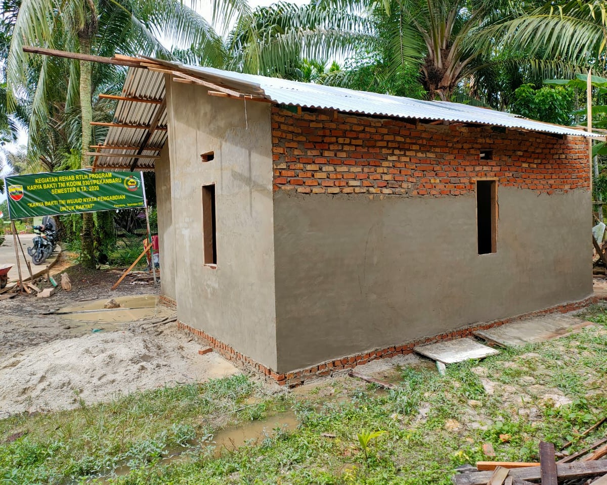 Personil Kodim 0301/PBR Melanjutkan Pekerjaan RTLH Di Kelurahan Tebing Tinggi Okura