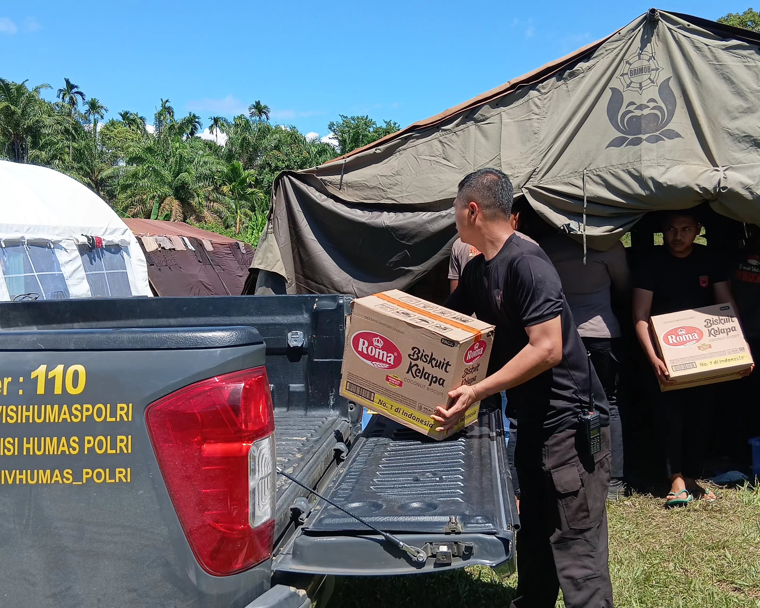 Bantuan Logistik Polda Riau Tiba Di Sumbar, Disalurkan Ke Posko Bencana