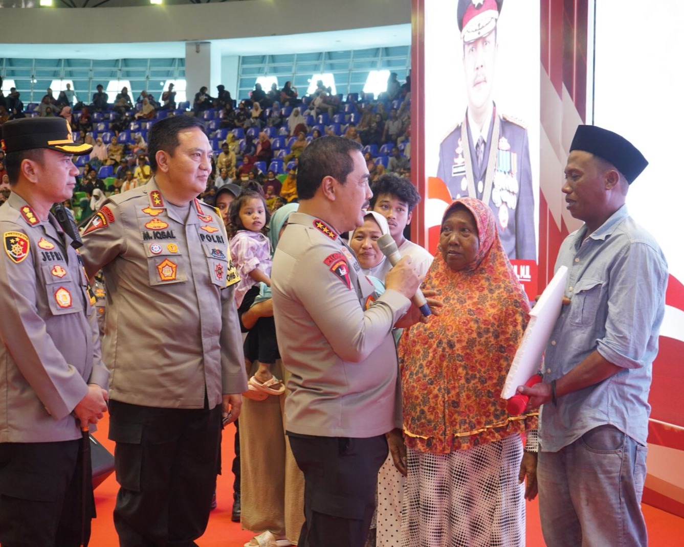 Gelar Bakti Sosial Polri Presisi Untuk Negeri, Wakapolri Bagikan Paket Sembako Kepada Masyarakat Kota Pekanbaru