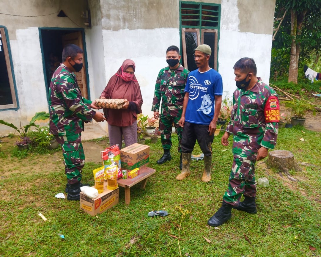 Personil Babinsa Kodim 0301/PBR Monitor Pelaksanaan Pembagian Paket Sembako di Kelurahan Sungai Ambang