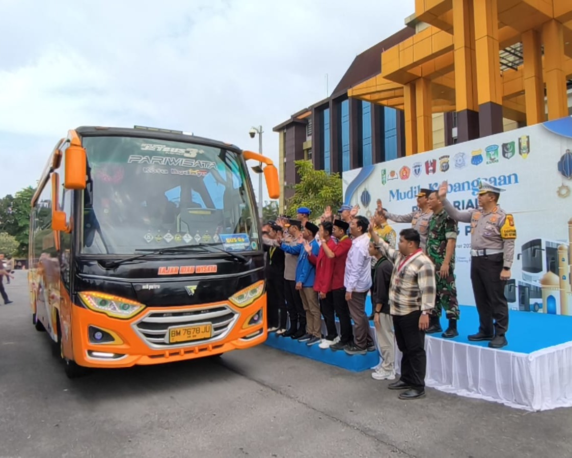 Mudik Aman, Keluarga Bahagia: Polda Riau Dan Cipayung Plus Berangkatkan Ratusan Pemudik Dengan Pengawalan Hingga Tujuan