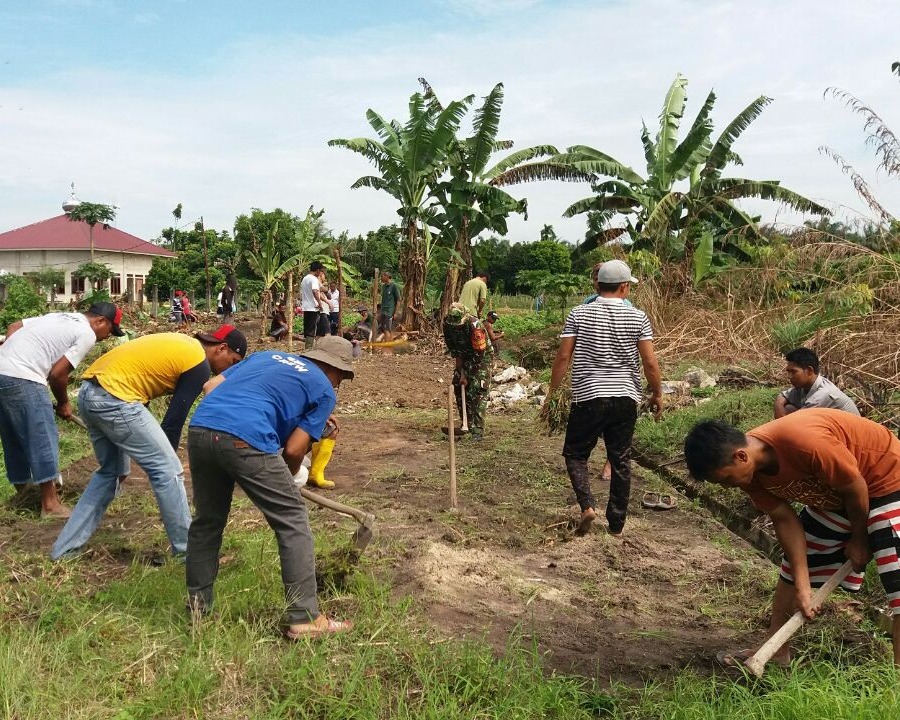Personil Kodim 0301/PBR Bersama Warga Laksanakan Gotong Royong Membuka Jalan RW 12 Kelurahan Sri Meranti