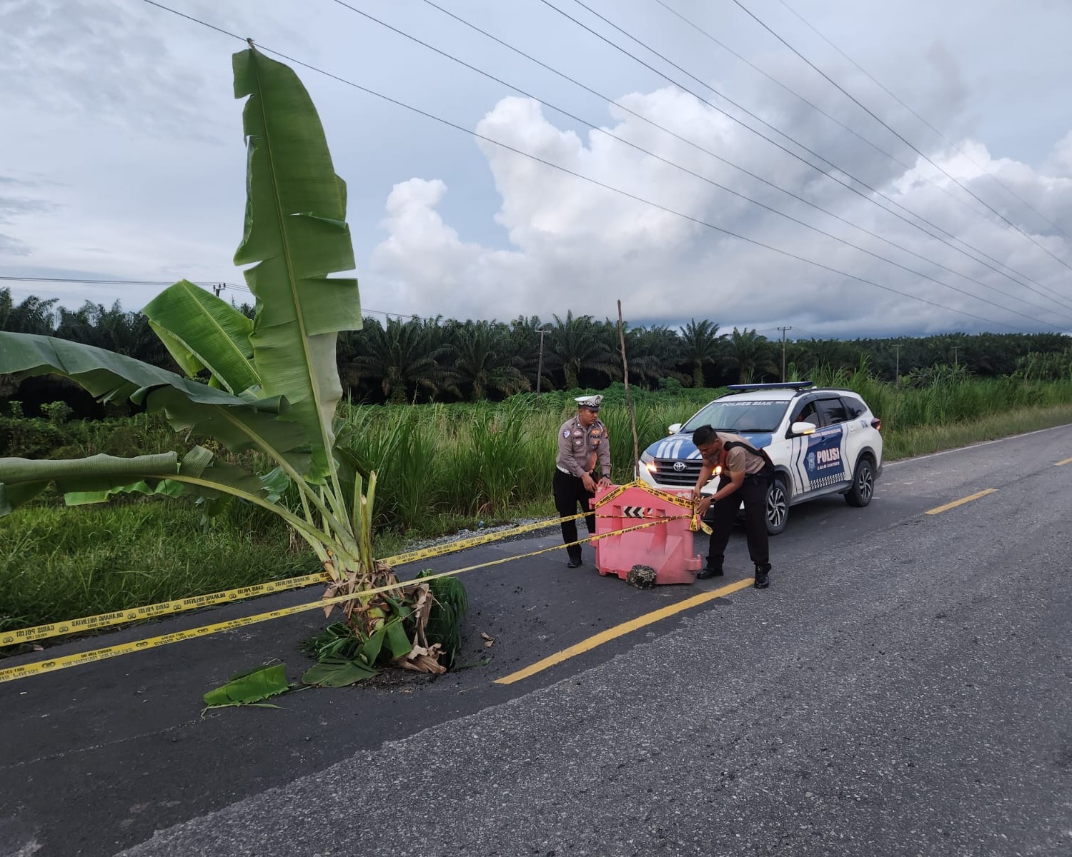 Cegah Laka di Jalan Rusak, Satlantas Polres Siak Pasang Water Barrier Di Lintas Dayun–Perawang