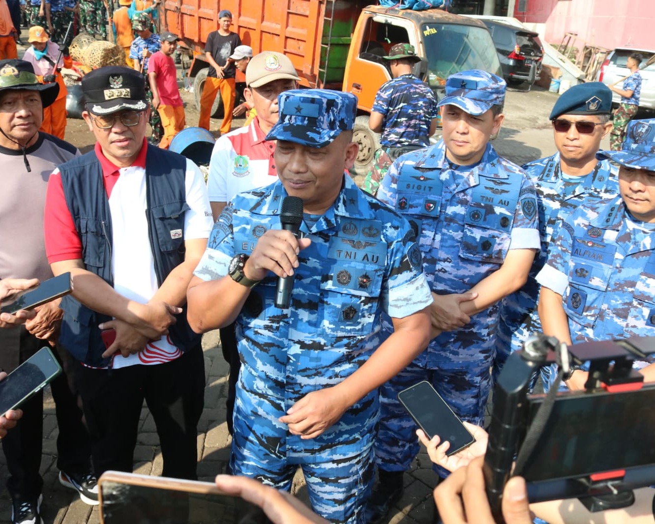 Peringati HUT TNI AU Ke-80 Personel Kodau I Laksanakan Kerja Bakti di Pasar Pondok Gede