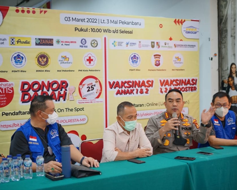 Kerjasama Dengan PSMTI Dan Mall Pekanbaru, Kapolresta Tinjau Vaksinasi Dan Donor Darah