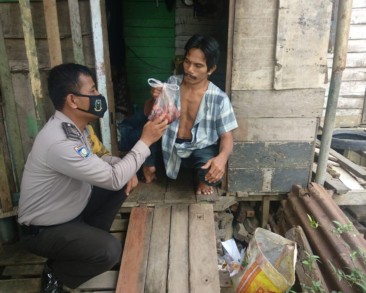 Polisi Di Rengat, Antar Daging Kurban Kepada Warga Disabilitas