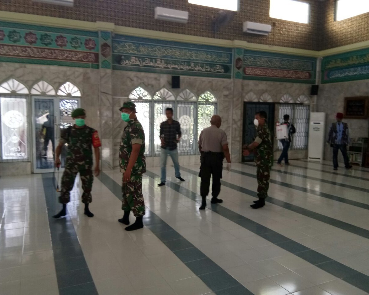 Upaya Cegah Tangkal Covid-19, Koramil 04/Limapuluh Kodim 0301/Pekanbaru Laksanakan Pemyemprotan Disinfektan di Masjid Al Furqan