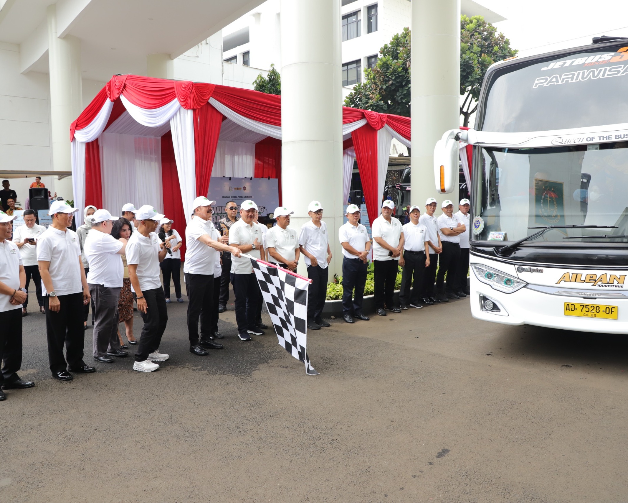 Jaksa Agung ST Burhanuddin: 'Momentum Mudik Tidak Hanya Sebagai Tradisi Semata,  Akan Tetapi Untuk Mereposisi Kembali  Hakikat Hidup Agar Lebih Bermakna'