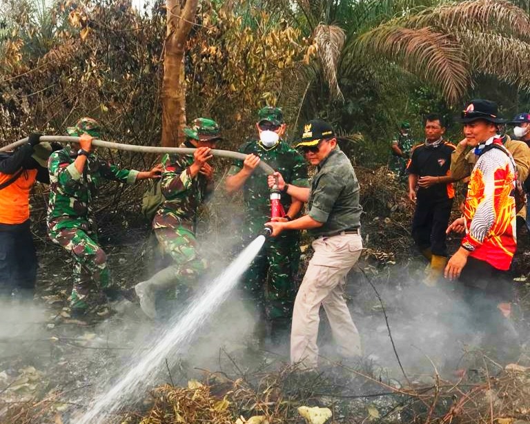 Ikut Padamkan Api, Bupati Muba Dodi Reza  bersama Kasdam II/SWJ Jalan Kaki Hingga 1 Kilometer