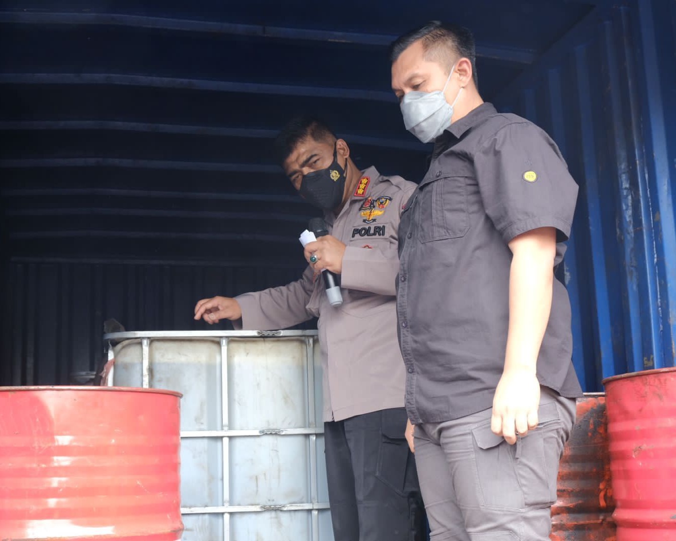 Grebek Gudang Pengoplos Solar, Ditreskrimsus Polda Riau Amankan 1 Pelaku Dan 30 Ribu Liter Minyak Disita
