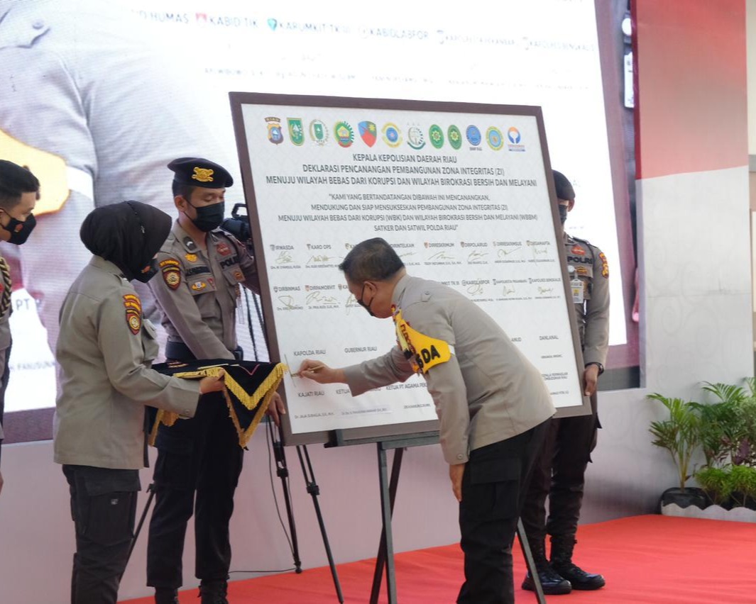 Kapolda Riau Deklarasikan Pencanangan Pembangunan Zona Integritas Menuju WBK dan WBBM Bagi 17 Satker Polda