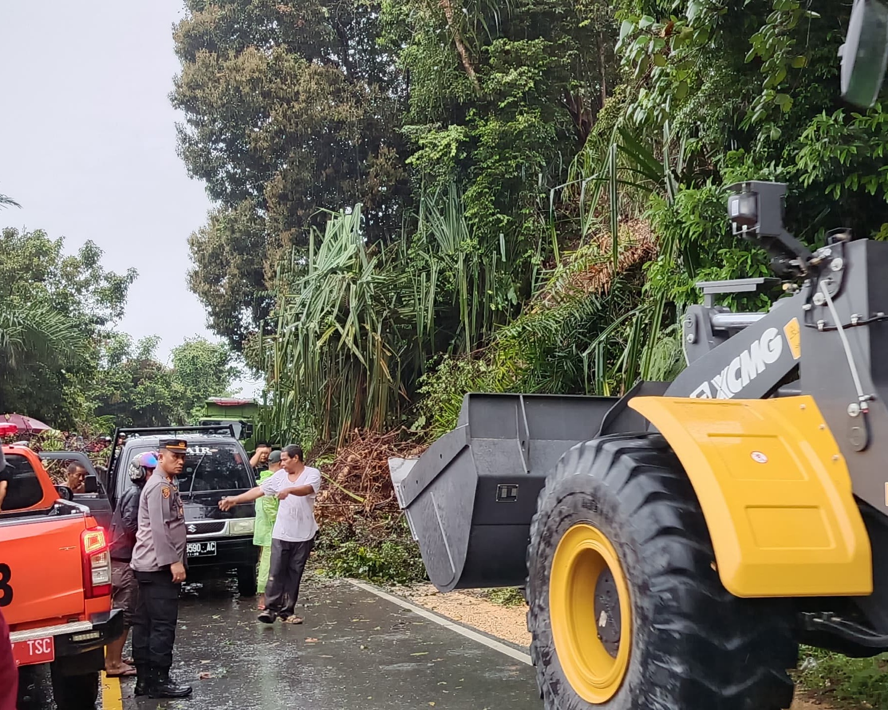 Gerak Cepat Ditlantas Polda Riau Tangani Longsor di Jalan Lintas Taluk Kuantan - Pekanbaru