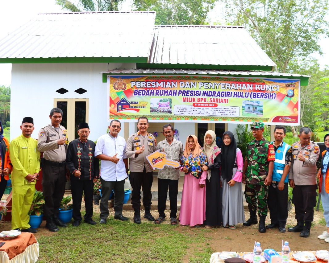 Kapolres Inhu Serahkan Kunci Rumah Program Bersih Ke-10 Di Desa Kuba