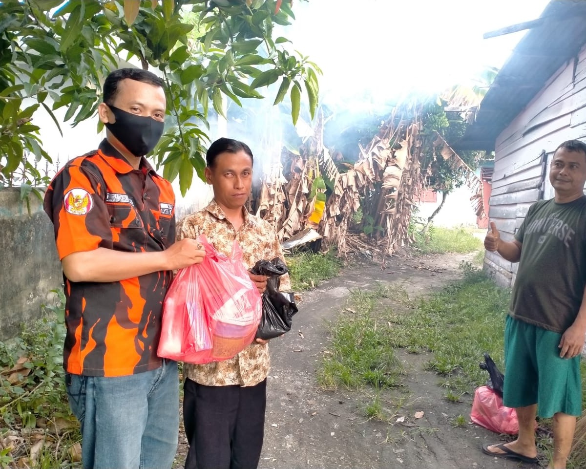 BPPH Pemuda Pancasila Kota Pekanbaru Bagikan Sembako dan Masker Kepada Warga Yang Terdampak Covid-19