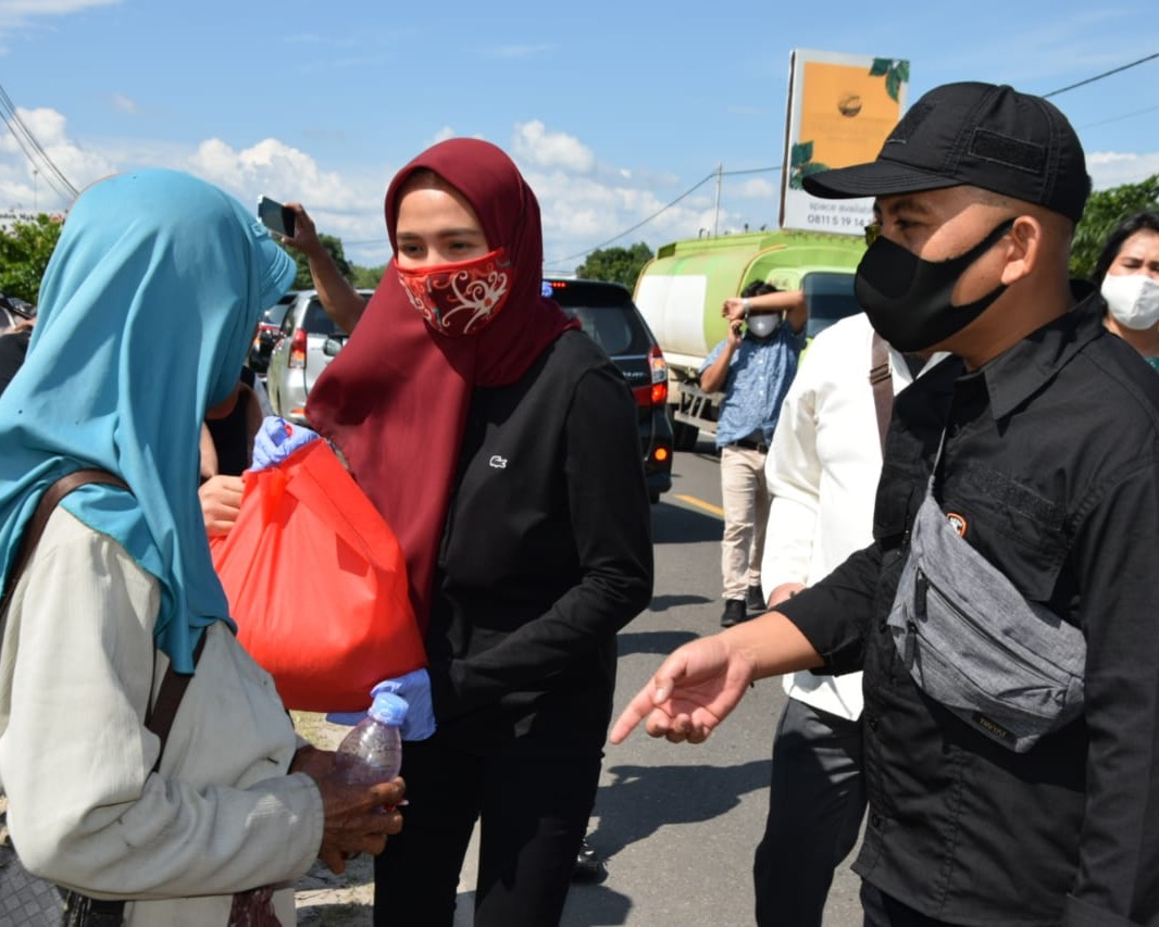 Ketua TP PKK Provinsi Kalteng Ivo Sugianto Sabran Kunjungi Sejumlah Posko Covid-19 di Perbatasan