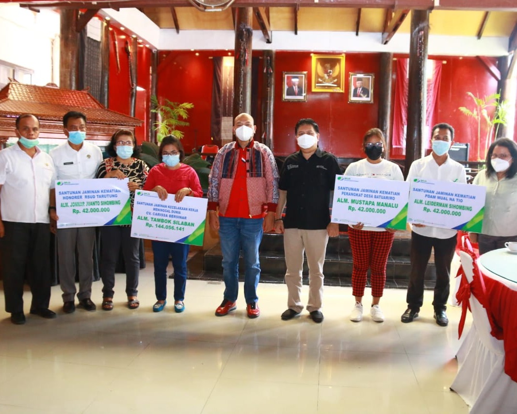 Bupati Taput Serahkan Secara Simbolis Santunan Kematian dan Santunan Kecelakaan Kerja Dari BPJS Ketenagakerjaan