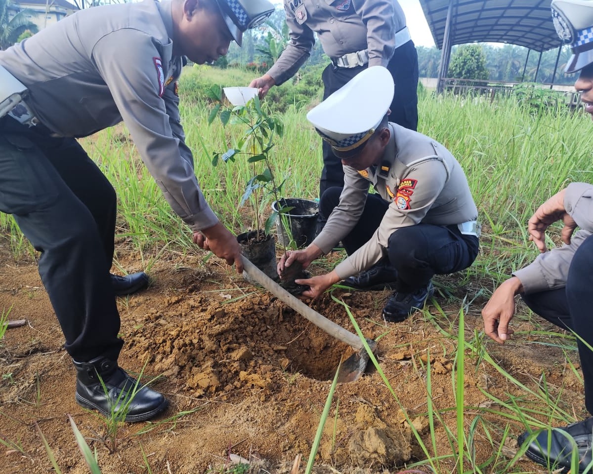 Satlantas Polres Rohul Laksanakan Penanaman Pohon, Dukung Program Kapolda Riau Untuk Penghijauan