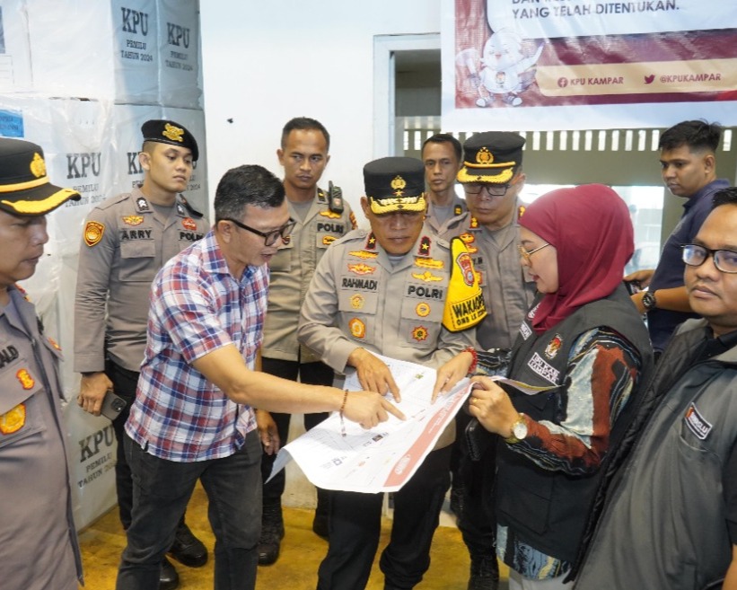 Wakapolda Riau Tinjau Pelipatan Surat Suara di Kampar, Pastikan Keamanan dan Transparansi Pemilu 2024