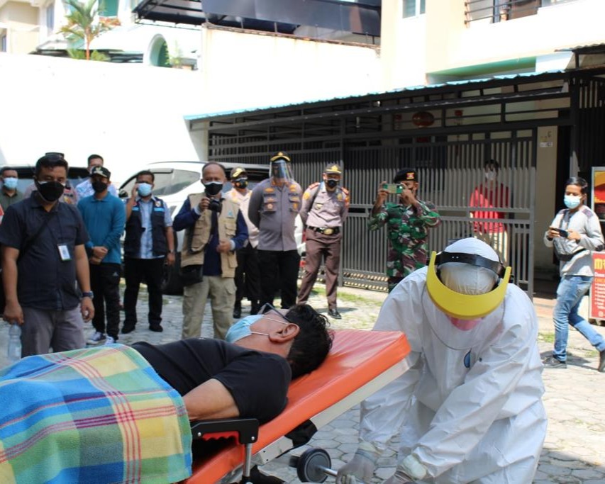 Kapolresta Pekanbaru Bersama Tim Satgas Jemput Warga Yang Terpapar Covid-19 Yang Isolasi Mandiri Dirumah