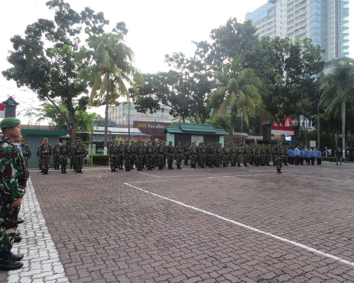 Personil Kodim 0301/Pekanbaru Laksanakan Kegiatan Upacara Bendera Bulanan di Makodim
