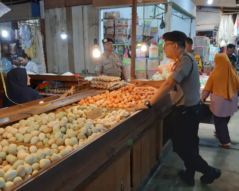 Kapolsek Pahandut AKP Edia Sutaata, S.H., M.H, Memantau Harga Sembako