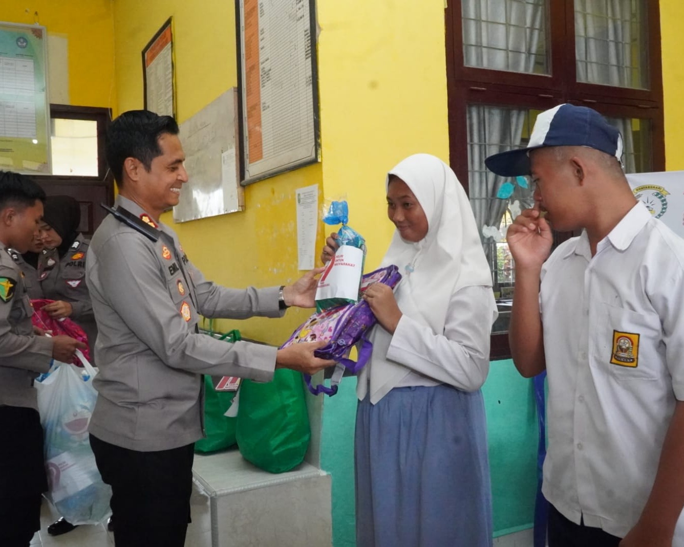 Sambangi SLB Negeri Rokan Hulu, Polres Rohul Gelar Bakti Sosial Cek Kesehatan Dan Penyaluran Sembako