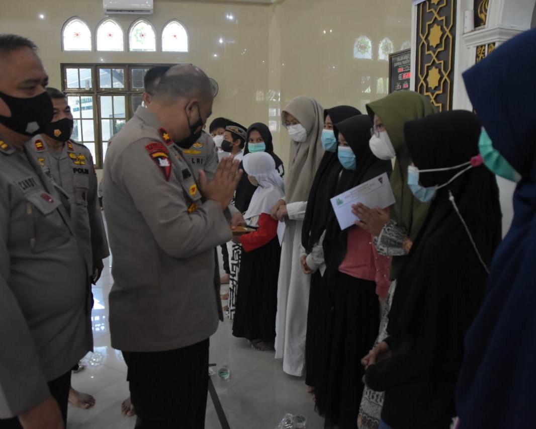 Brimob Polda Riau Berikan Santunan Anak Yatim Dalam Rangka Menyambut Hari Raya Idul Adha
